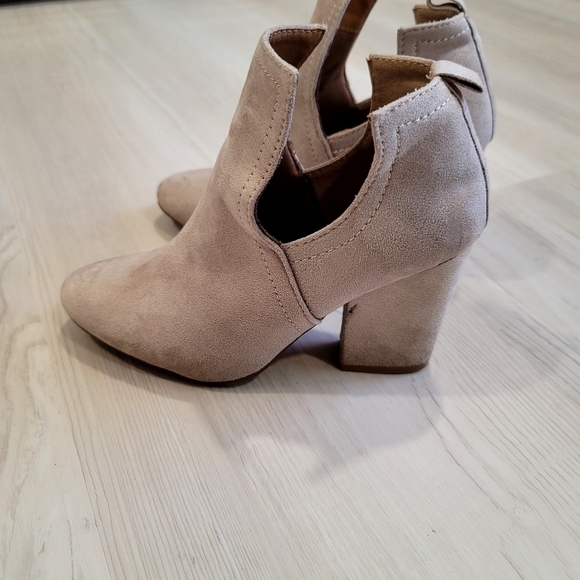 QUPID Tan Suede Ankle Booties size 5 1/2 - Picture 4 of 17